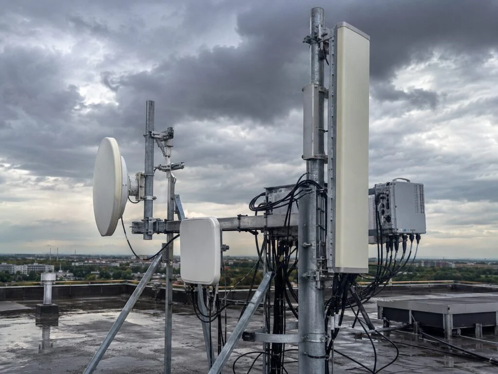Connected vehicle or fleet telematics installation using a low-profile 5G IoT antenna