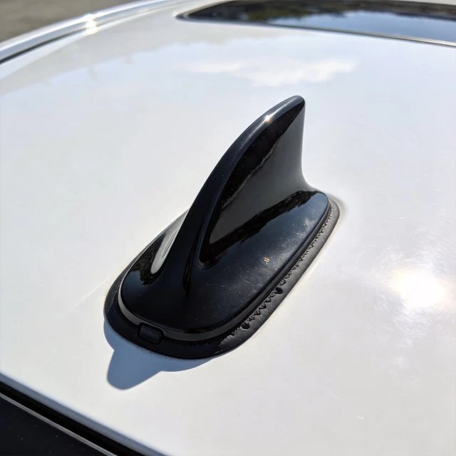 Roof-Mounted Multi-Function Antennas for Automotive Terminals multi-radio sharkfin roof antenna on vehicle blog image
