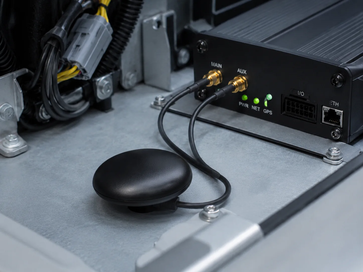GL609 GPS/GNSS antenna connector and mounting detail view