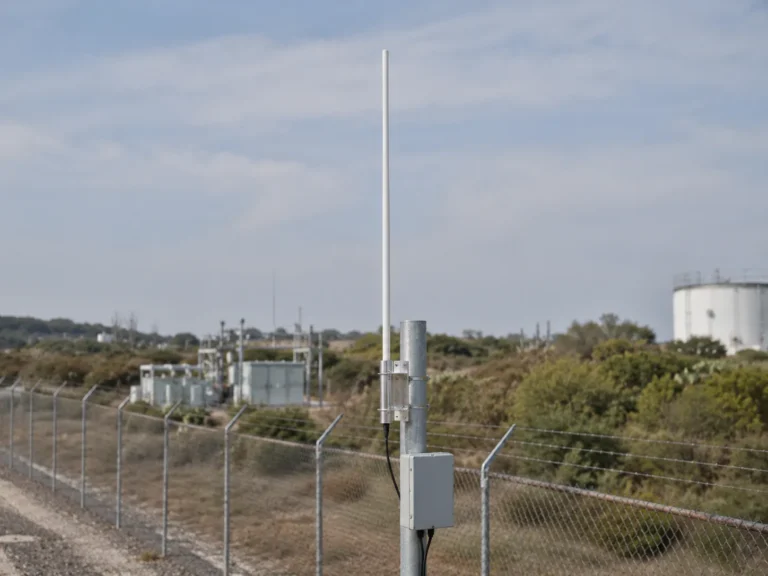 GL900A 900900MHz Fiberglass Antenna N Female Pole Mount RF Antenna application scene image 1